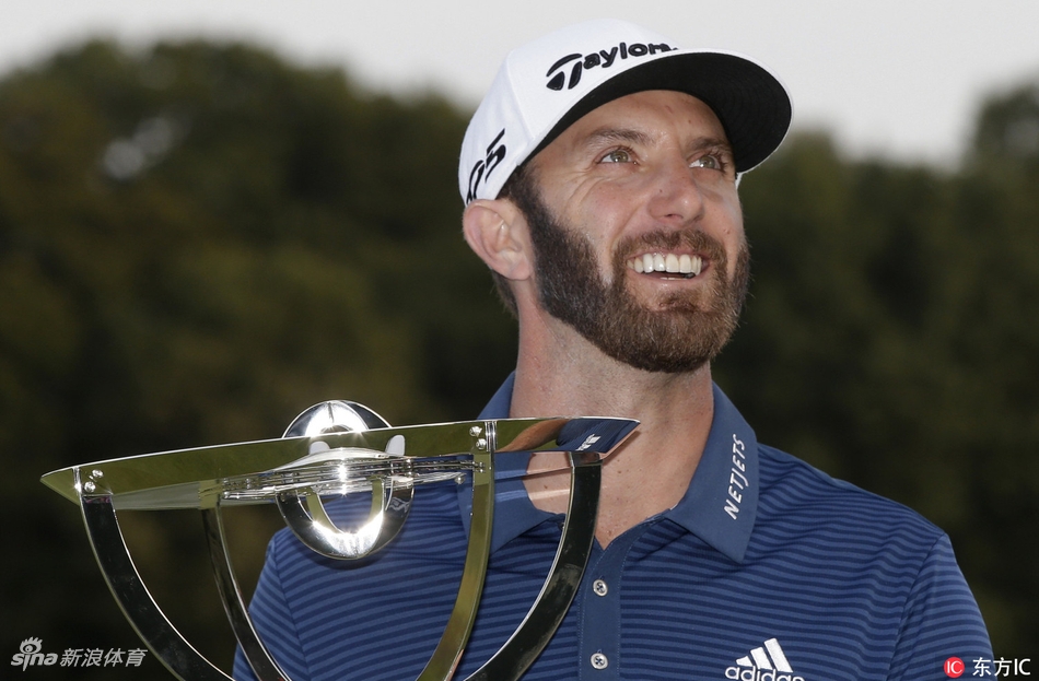 达斯汀在颁奖典礼上举起奖杯向观众致意，气场全开，尽显王者风范。