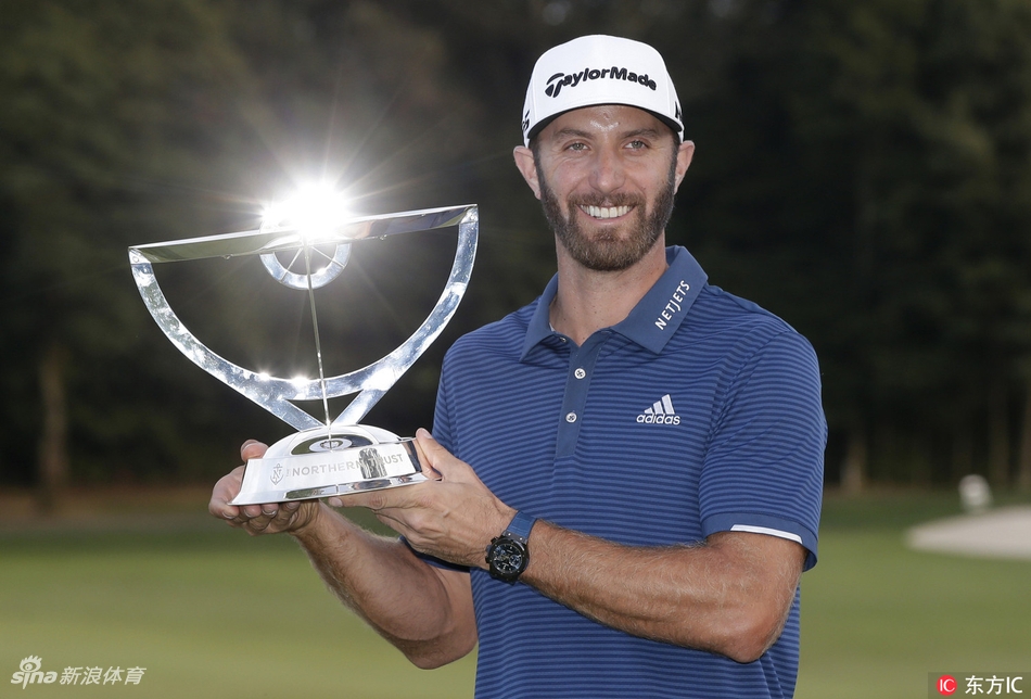 达斯汀深情亲吻冠军奖杯，闭目沉醉，仿佛在品味这一路走来的艰辛与荣耀。