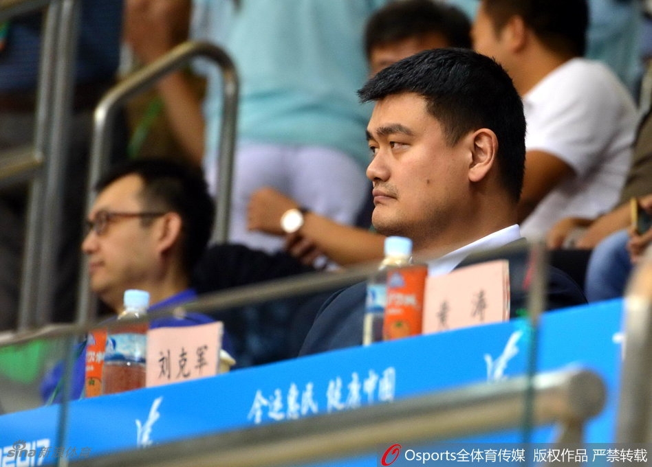 终场哨响，广东队的球员们激动地冲入场内，他们紧紧拥抱在一起，庆祝这来之不易的逆转胜利，年轻的脸庞上写满了狂喜与释然。