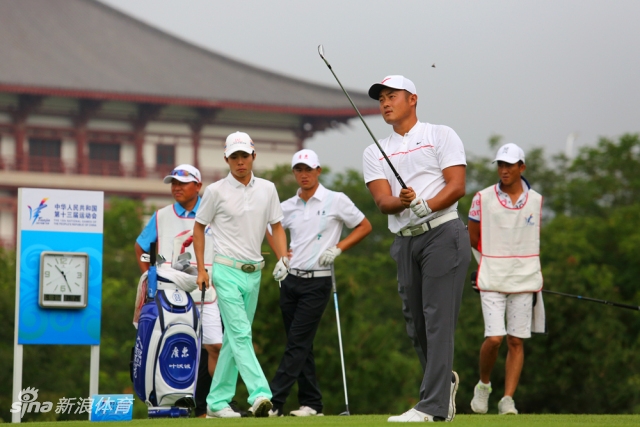 北京队四位冠军成员并肩而立，手持金牌在颁奖典礼上绽放灿烂笑容