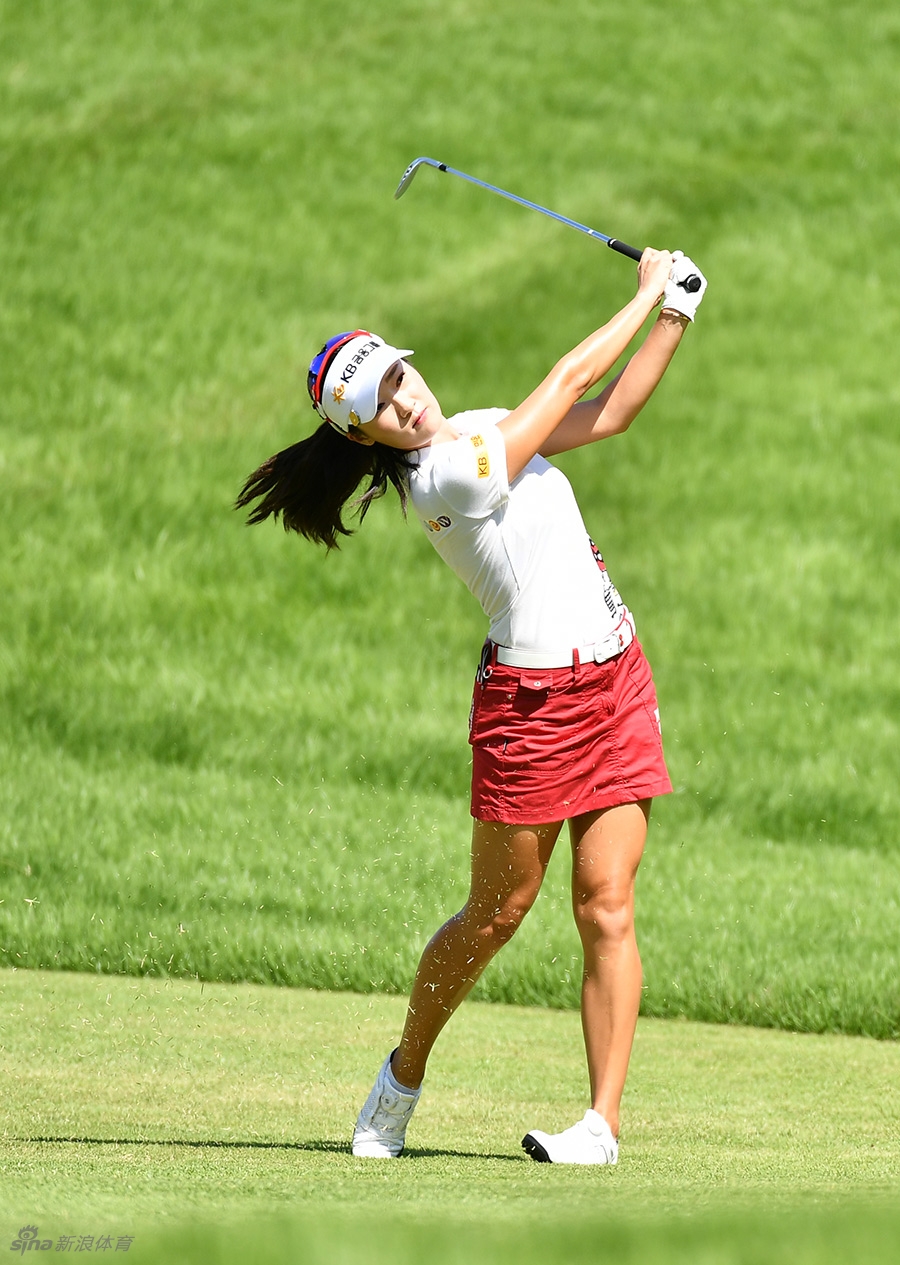 吴知泫在比赛中进行果岭外长推，动作流畅舒展，球沿着预判线路滚向球洞。