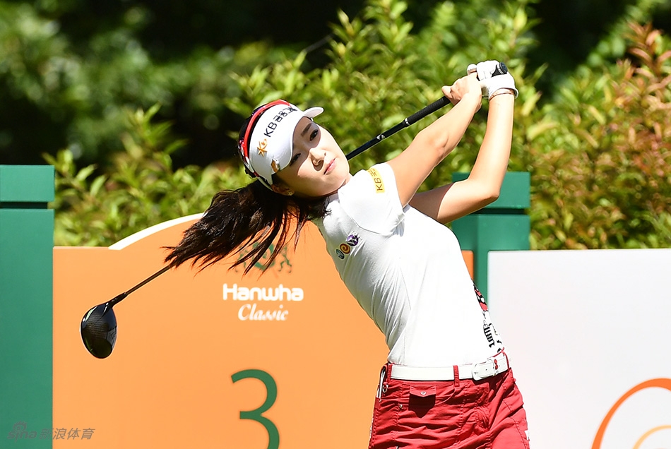 吴知泫在果岭上弯腰仔细观察推杆线路，神情沉着，展现了大赛中必备的专注与耐心。