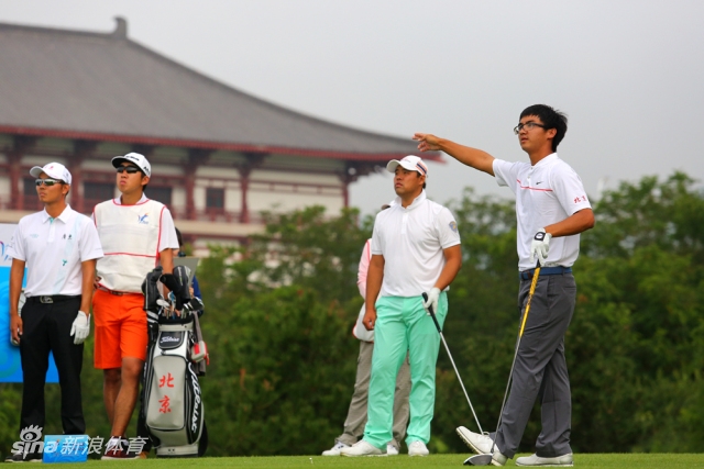 窦泽成在果岭旁凝神观察推杆线路，专注的神情仿佛周围的一切都已静止