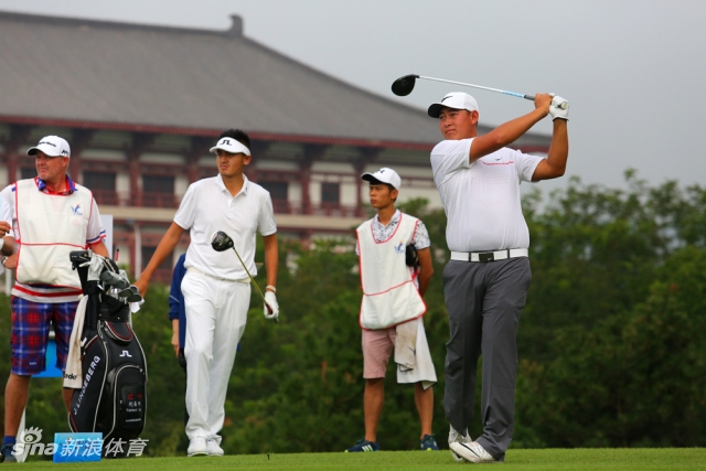 北京队队员窦泽成在比赛中眺望球道，目光中充满对胜利的渴望与坚定