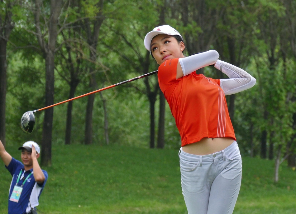 球员杨伊农客串球童，与石昱婷在比赛中并肩作战，商讨击球策略。