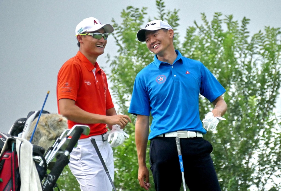 广东队主将冯珊珊在全运会赛场上沉稳观察果岭线路，展现大满贯冠军风范。