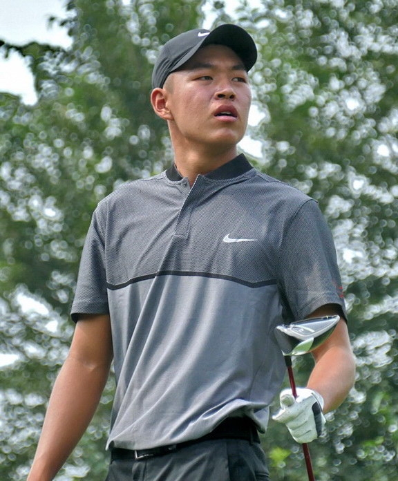 中国名将李昊桐在全运会比赛中全力开球，姿态充满力量与自信。