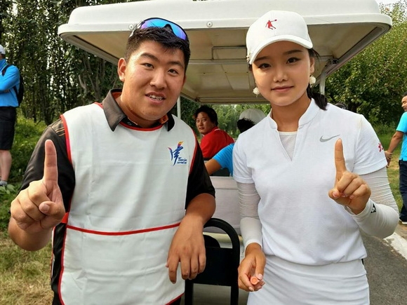 北京队小将石昱婷在第十三届全运会高尔夫比赛中潇洒挥杆瞬间。