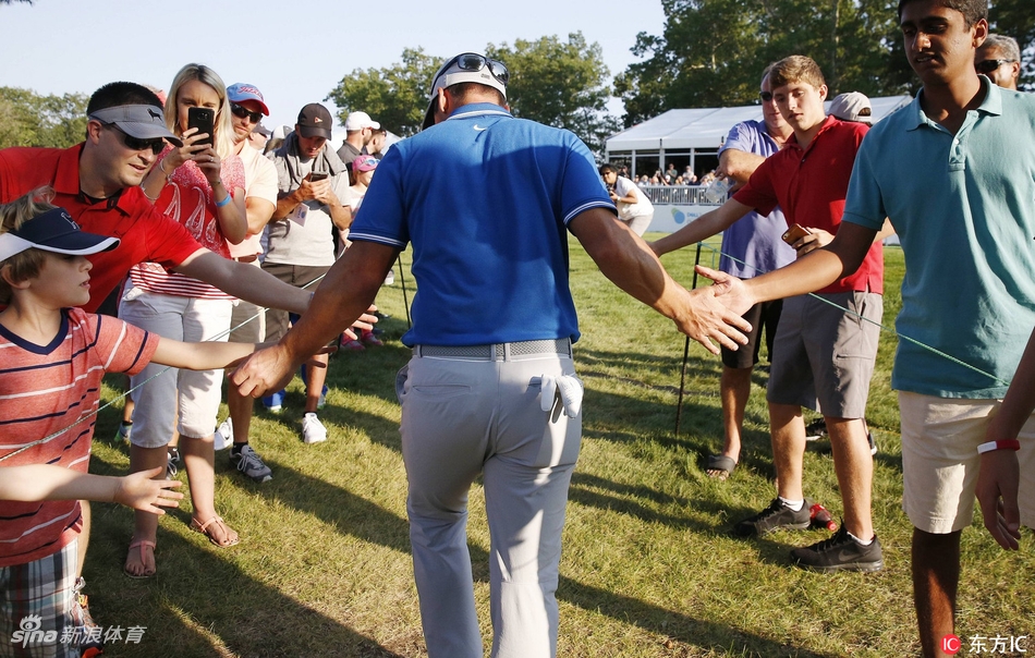 托马斯在决赛轮开球，动作流畅而充满力量，小白球直飞球道中央