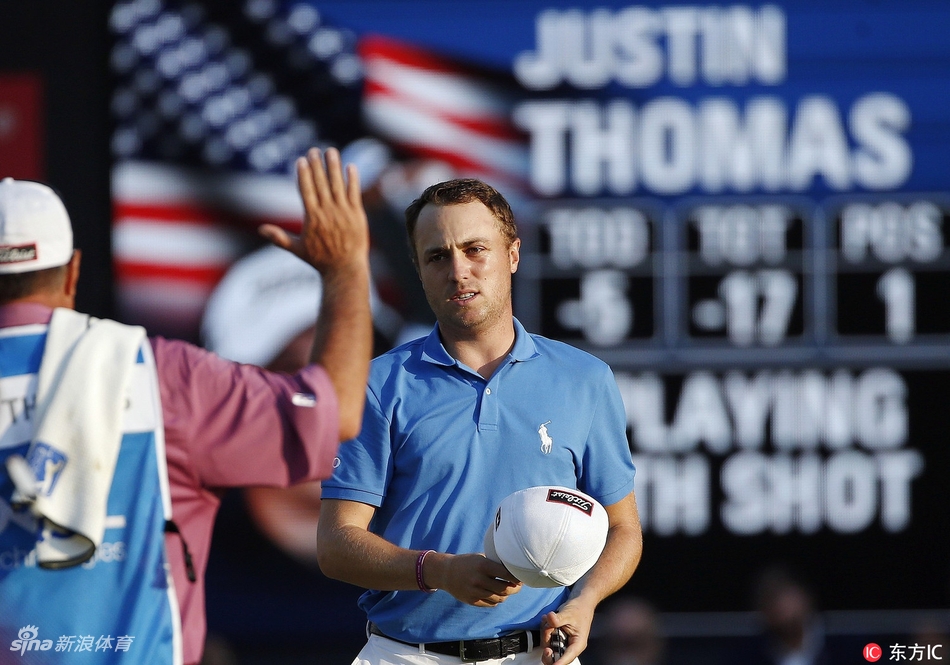 托马斯深情凝视手中璀璨的冠军奖杯，眼神中充满了成就与感慨