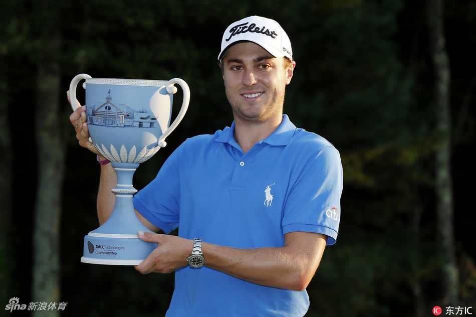 托马斯与女友在夺冠后深情热吻，分享胜利的无尽喜悦