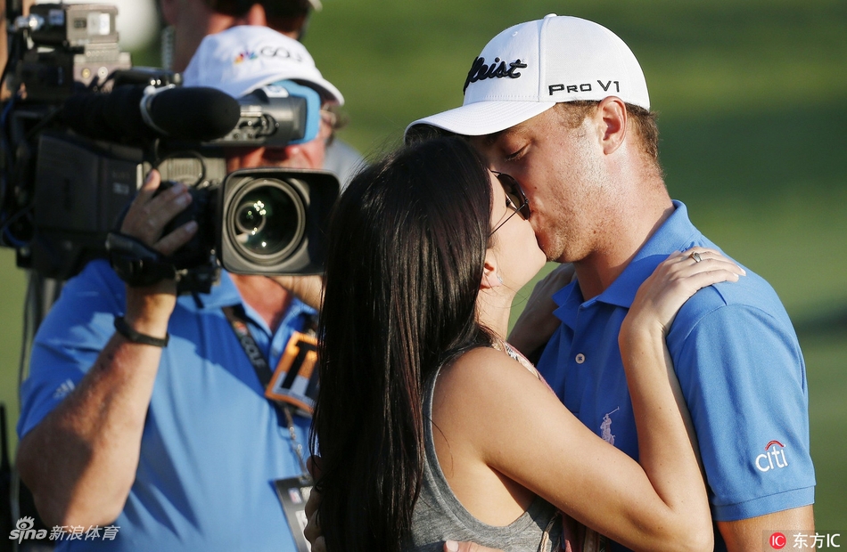 托马斯在夺冠后向全场热情欢呼的观众挥手致意，享受王者般的膜拜