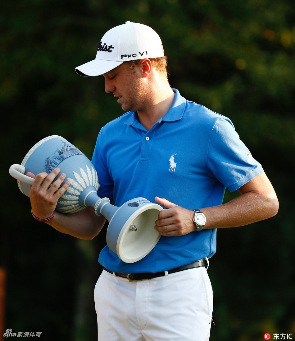 乔丹·斯皮思正专注地与赛事裁判进行交流，确认赛场规则细节