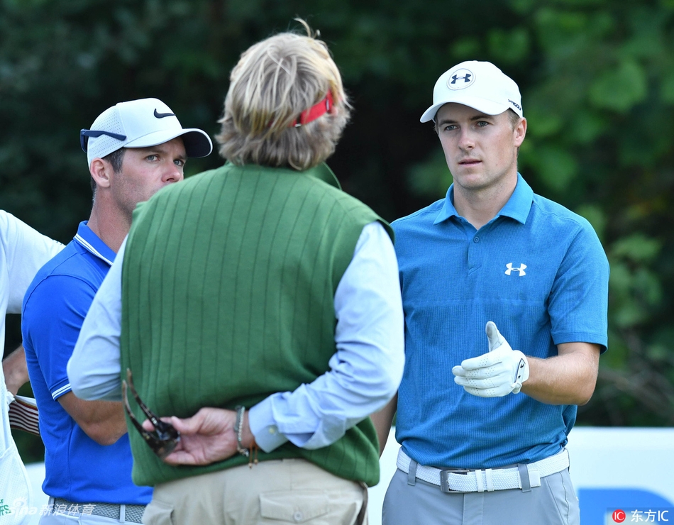 斯皮思与同组球员保罗·卡西在球道上并肩而行，交流比赛策略