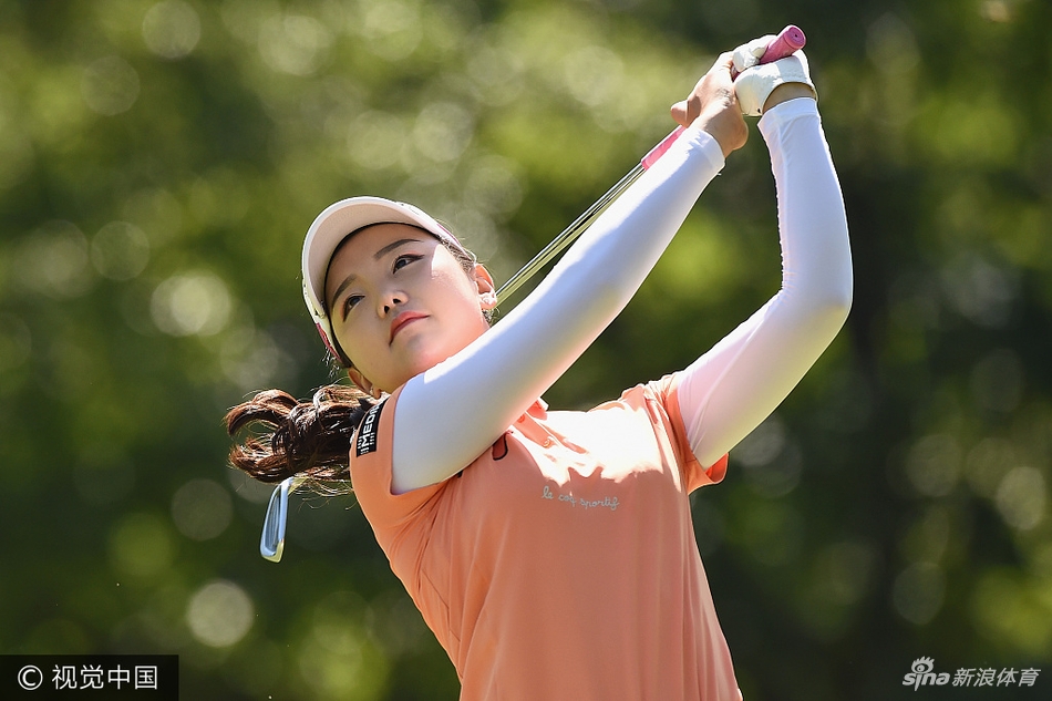 石昱婷在发球台上优雅开球，眼神专注地望向远方落点