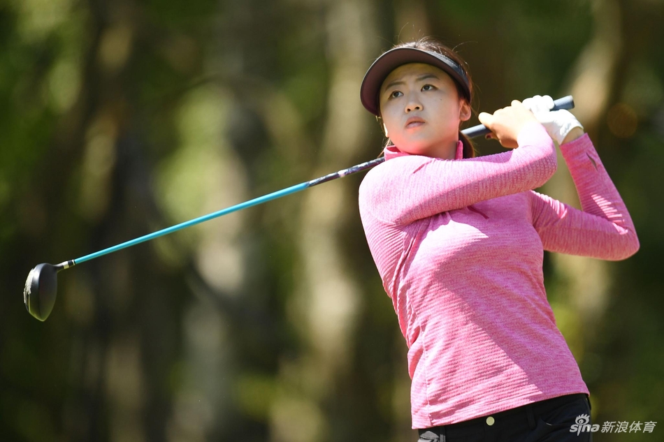 韩国名将金荷娜在比赛中沉稳推杆，尽显日巡天后的冠军气场