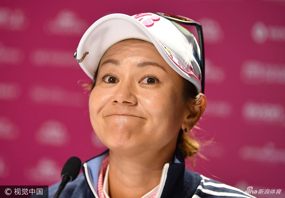 宫里蓝在告别记者会上绽放标志性温暖笑容,手中轻握推杆仿佛在回顾辉煌生涯的每一个果岭瞬间