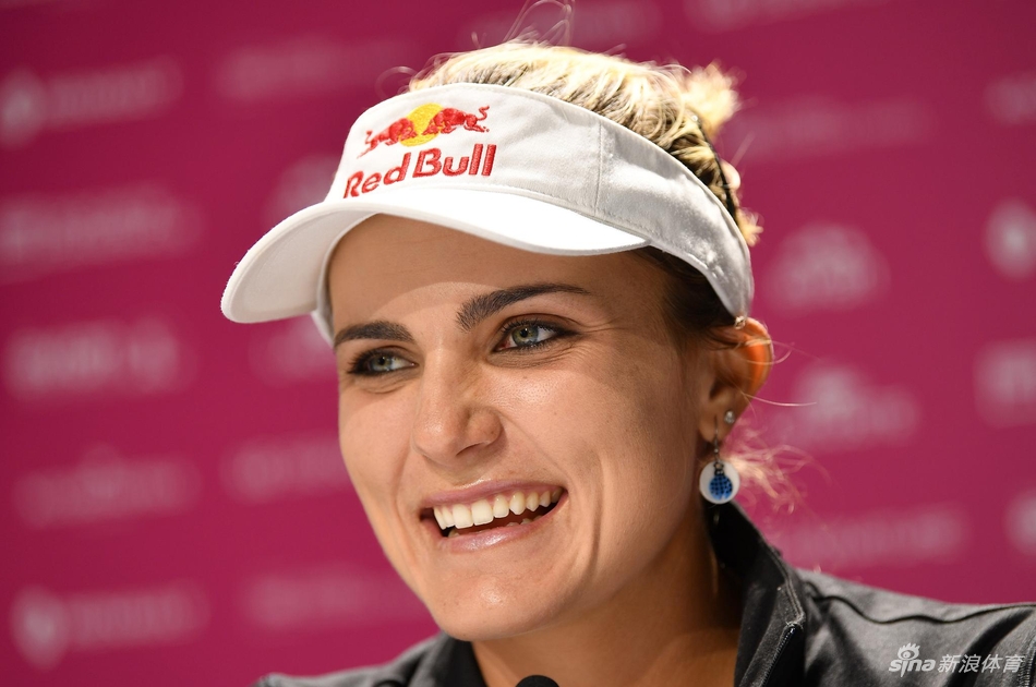 世界第一柳萧然在练习果岭旁凝神推杆,专注神情仿佛周遭世界都已静止