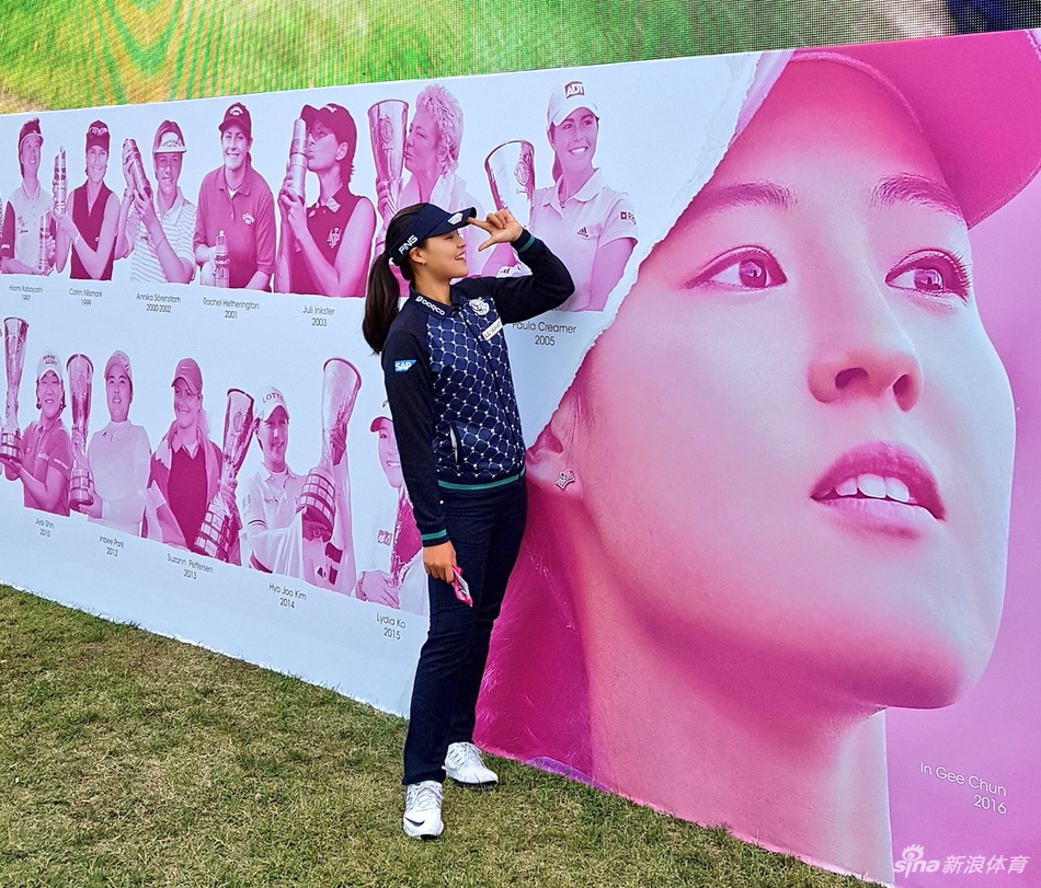 依云锦标赛球场全景俯瞰,蜿蜒球道与湛蓝湖泊在群山环抱中如诗如画