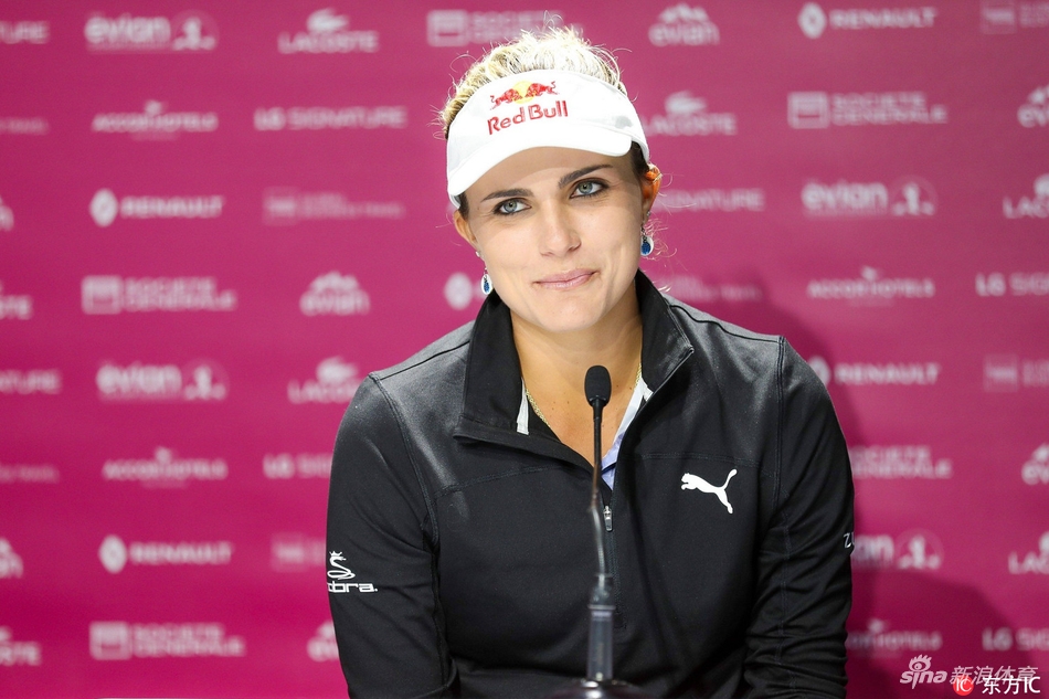 高宝璟的白色高尔夫球包特写,个性化定制的名字标签在阳光下闪耀独特光泽