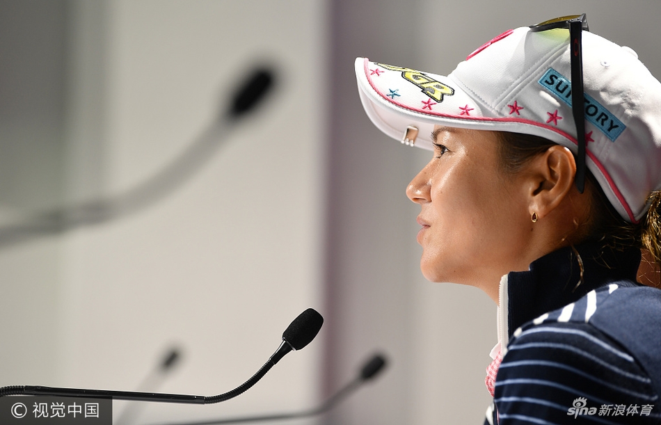 莱克西·汤普森在记者会现场开怀大笑,姿态放松尽显顶尖球手在大赛前的从容气度