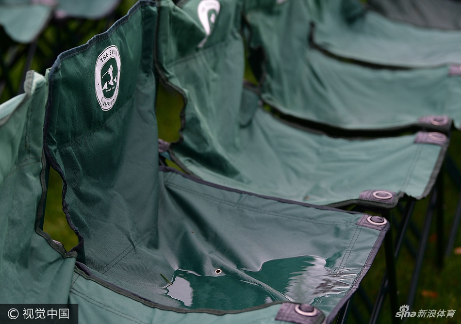 从赛场高处俯瞰，可见雨后的依云球场雾气缭绕，果岭和球道都泛着湿漉漉的光泽