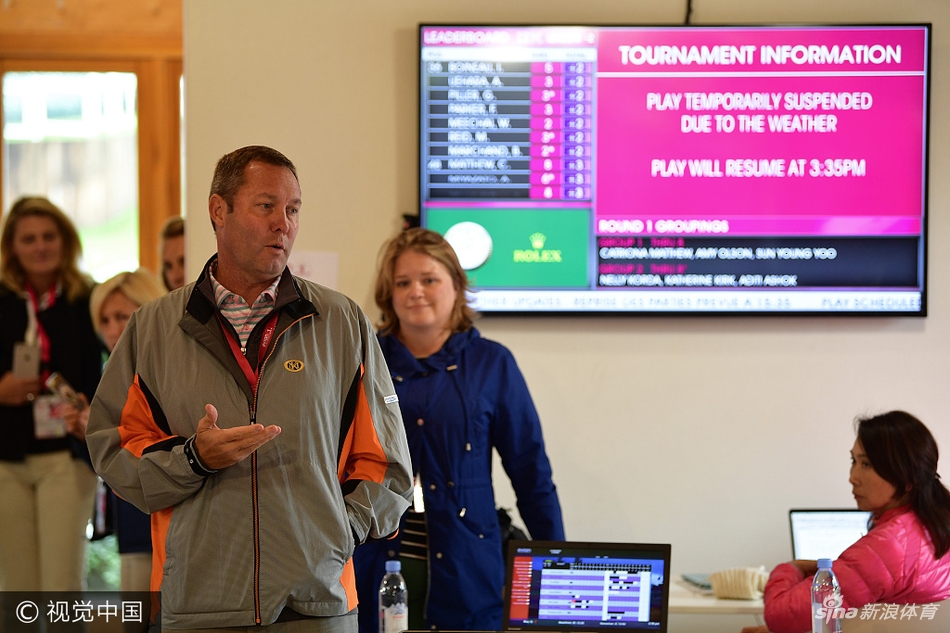 比赛恢复后，球员在柔和的阳光下挥杆，球童背着球包走在整洁的球道上