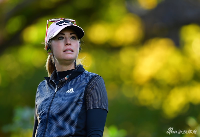 依云锦标赛赛事旗帜在狂风中剧烈飘动，远处的天空乌云密布