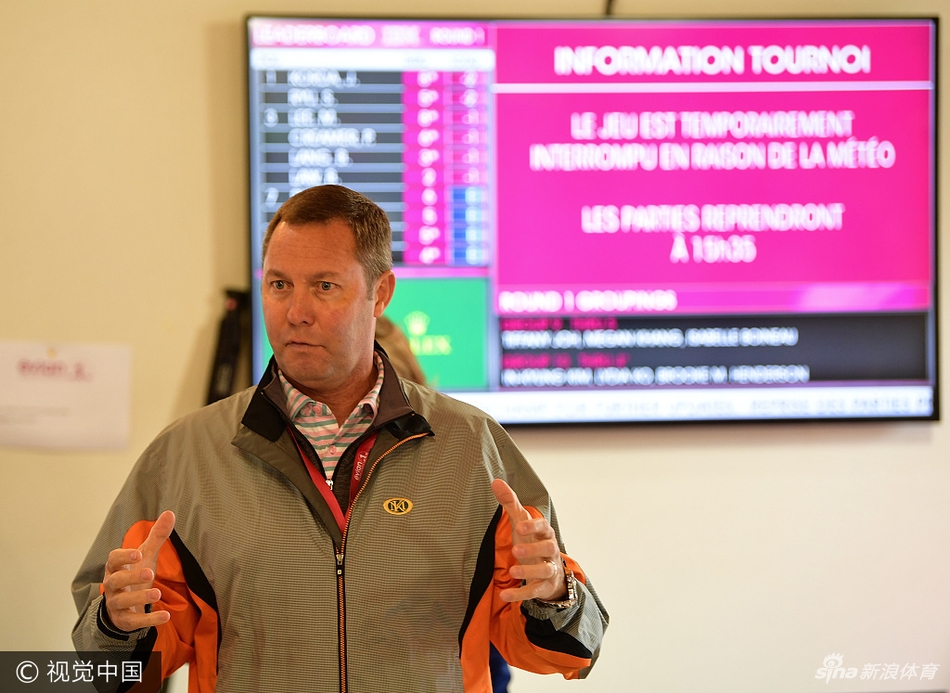 赛场边的观众穿着雨衣，在雨中依然坚持观看比赛，为球员加油助威