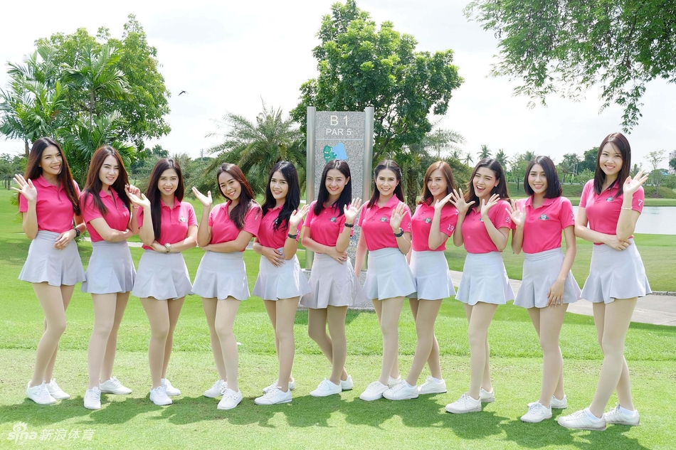 高尔夫果岭旁，球童专注地为球员指示推杆线路，神情认真专业。