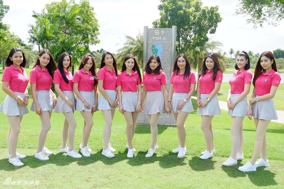 四位身着靓丽制服的球童在俱乐部前厅微笑迎宾，姿态优雅。