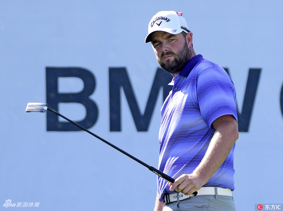 马克·利什曼在宝马锦标赛首轮开球,神情专注,动作流畅,他以65杆佳绩取得单独领先。