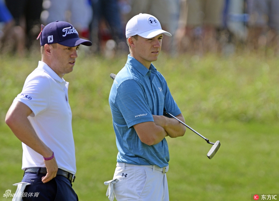 塞尔吉奥·加西亚在沙坑中击球,沙粒飞扬瞬间,他动作潇洒流畅,成功将球送上果岭。