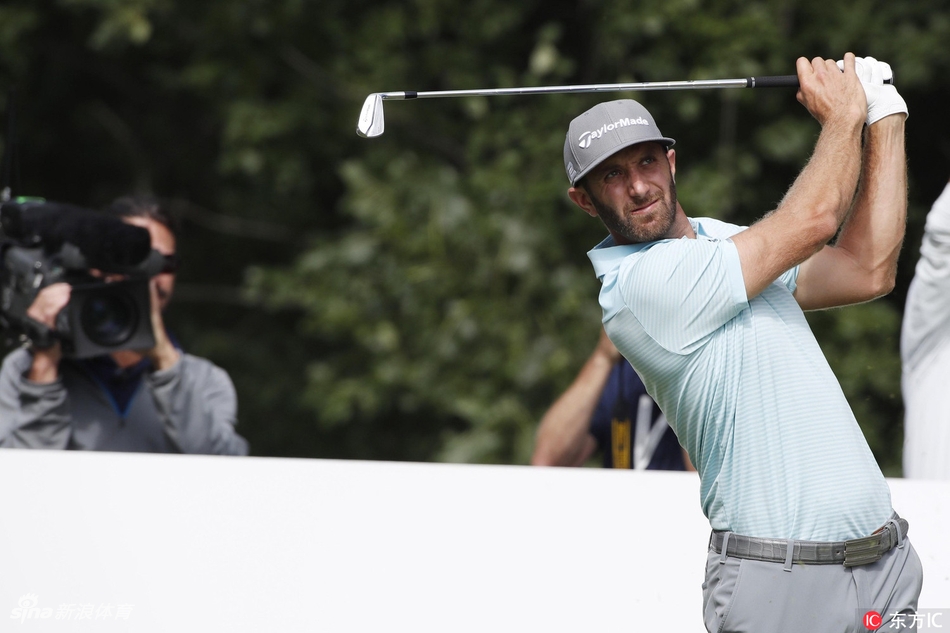 达斯汀·约翰逊霸气开球,他全身力量瞬间爆发,小白球如炮弹般直冲云霄,划破长空。