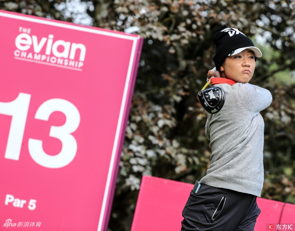 依云锦标赛标志性的第13洞五杆洞，球道在阿尔卑斯山麓的映衬下蜿蜒向前，等待着球员的挑战。