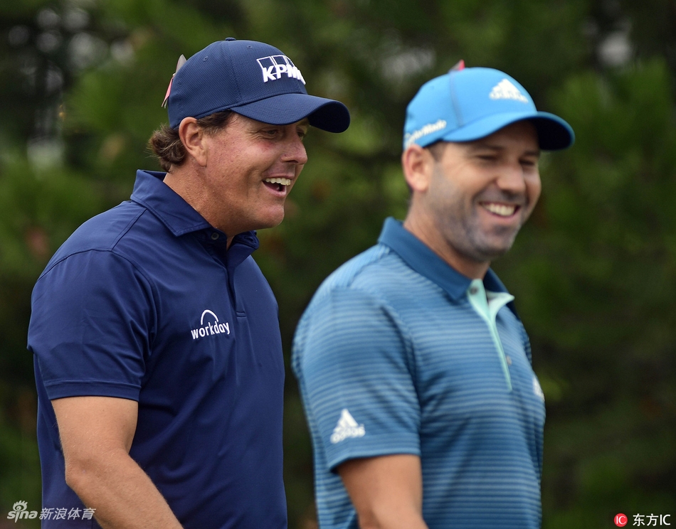 罗里·麦克罗伊在长草中审视球位,他表情略显凝重,首轮+1的成绩让他面临追赶压力。