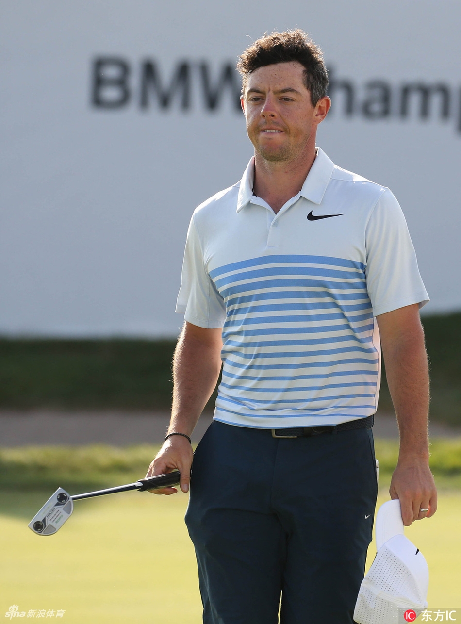 菲尔·米克尔森在树林困境中巧妙救球,他侧身挥杆,小球精准穿越障碍,飞向果岭,尽显短杆大师风范。