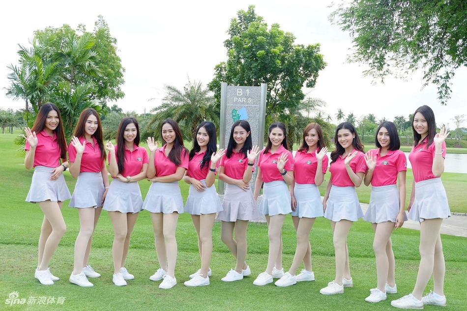 两位球童身着优雅礼服，在黄昏的球场边并肩而立，裙摆随风轻扬。