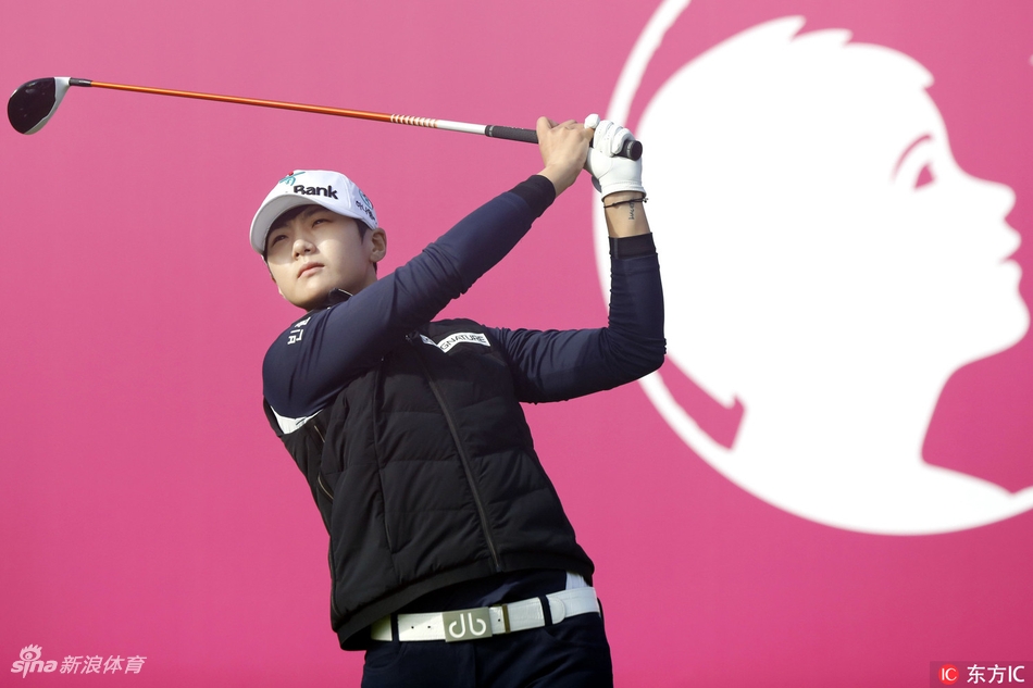 球员在风景壮丽的湖畔球道上审慎观察，准备关键一击，远处山水如画。