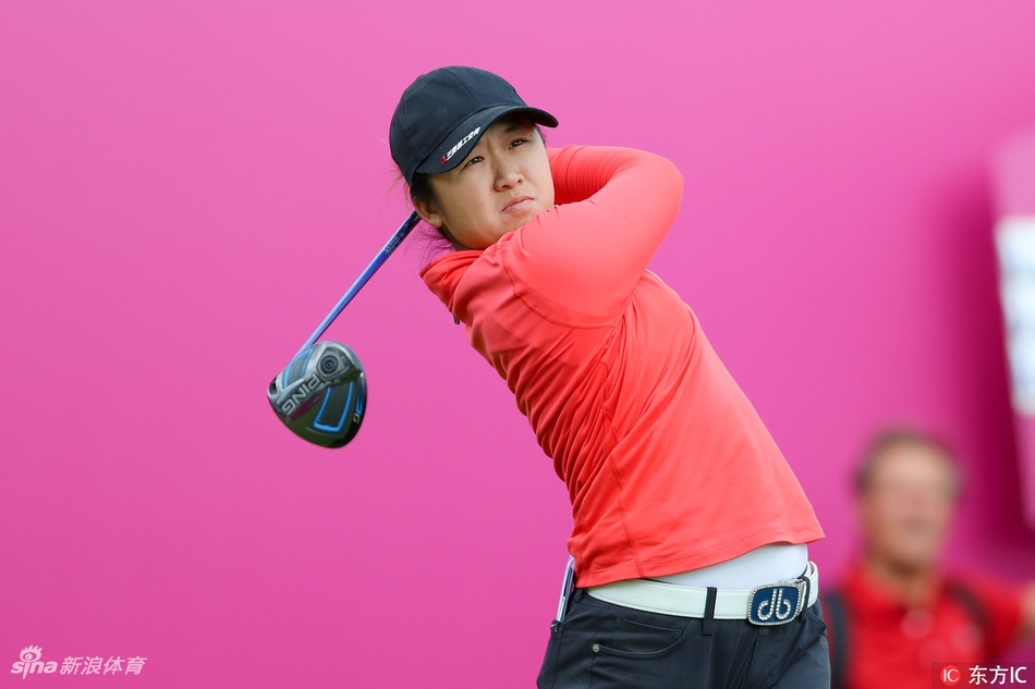 冠军安娜·诺德奎斯特在雨中举起依云锦标赛奖杯，脸上混合着雨水和喜悦的泪水