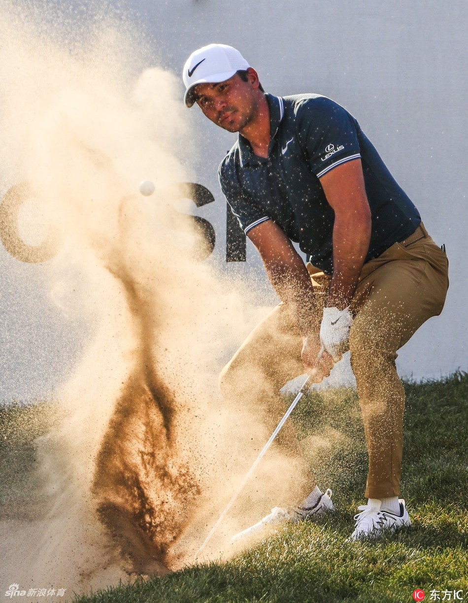 菲尔·米克尔森在球道上优雅击球，经典的上杆姿势引来观众阵阵喝彩