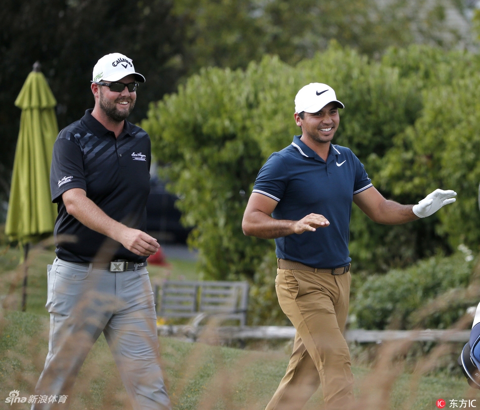 康威农场球场全景，秋日的树林与起伏的球道构成了一幅绝美的竞赛画卷