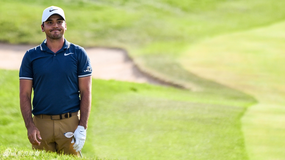 比赛现场观众云集，球迷们屏息凝神观看选手挑战关键一推