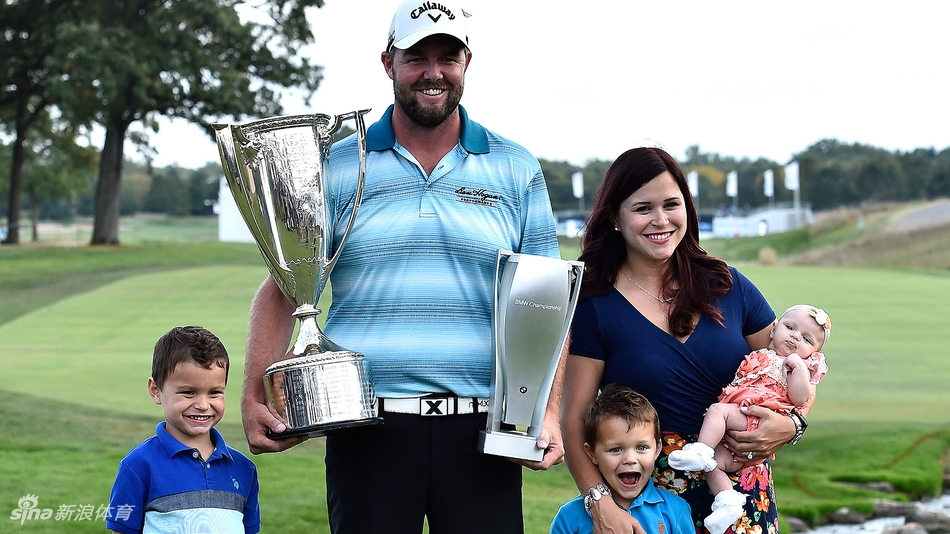 利什曼全家福合影，妻子与三个孩子环绕身旁，胜利的喜悦在每个人脸上绽放