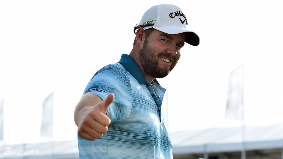 利什曼在决赛轮潇洒开球，身姿挺拔目光坚定，尽显冠军气势