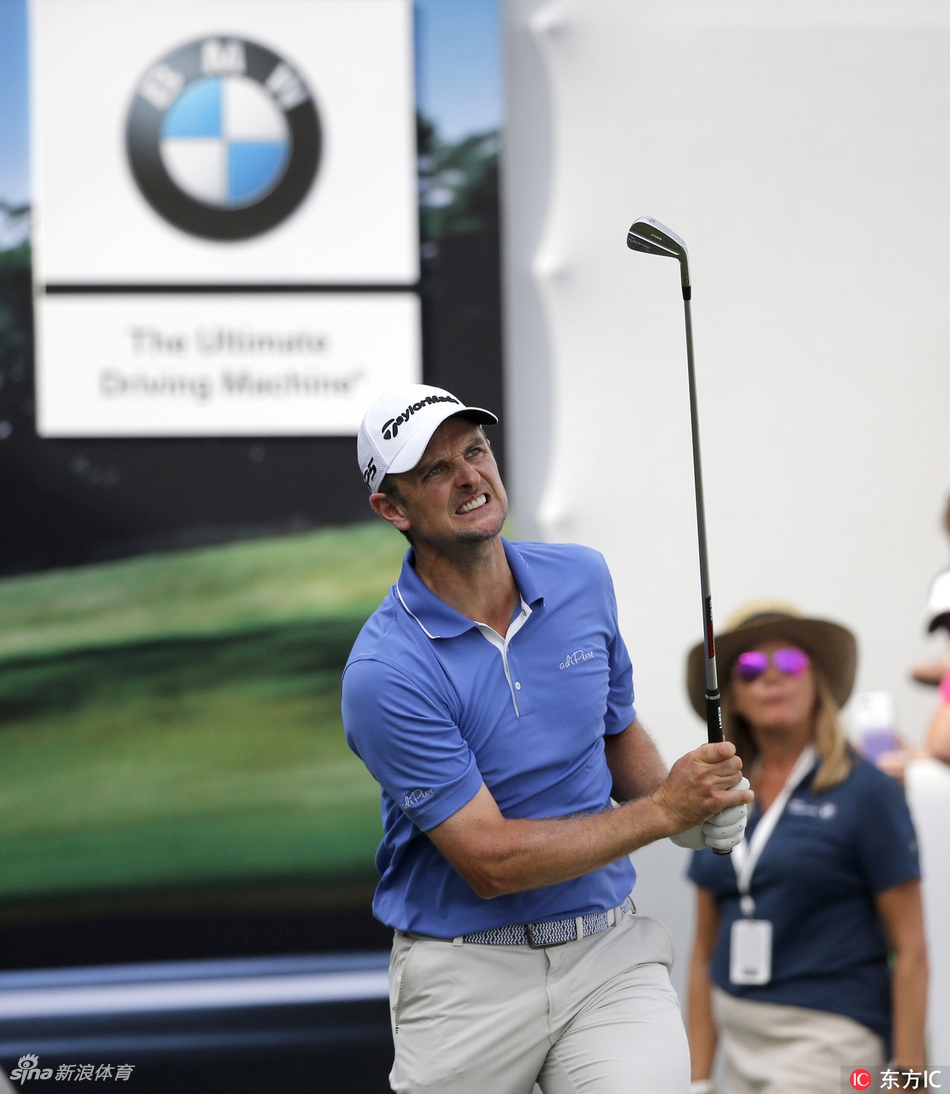 冠军利什曼在果岭上亲吻奖杯，背后是观众起立鼓掌的辉煌场景