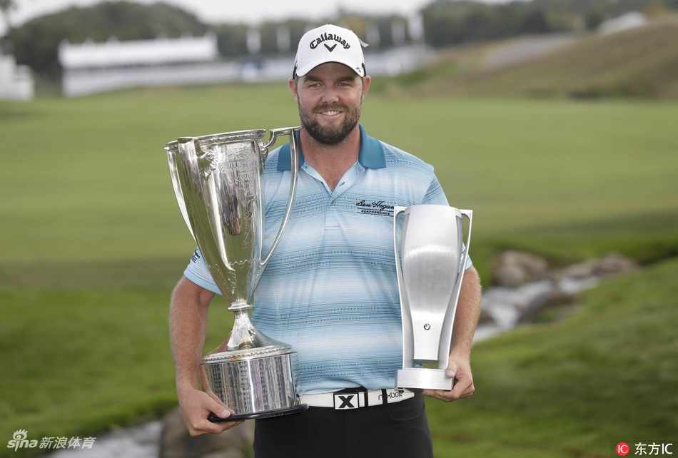 利什曼的小儿子专注地玩弄冠军奖杯，眼神中充满天真与好奇