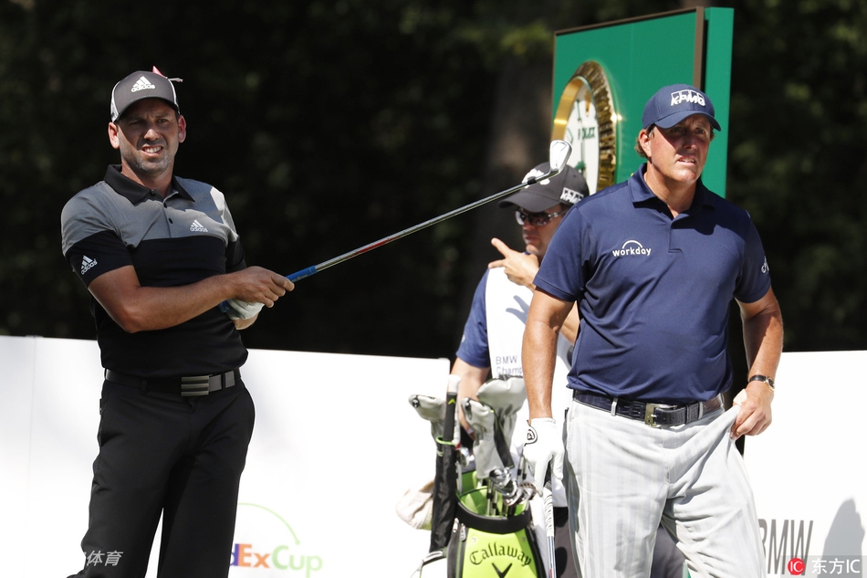 利什曼与同组球员加西亚、米克尔森并肩走向果岭，三大高手同台竞技