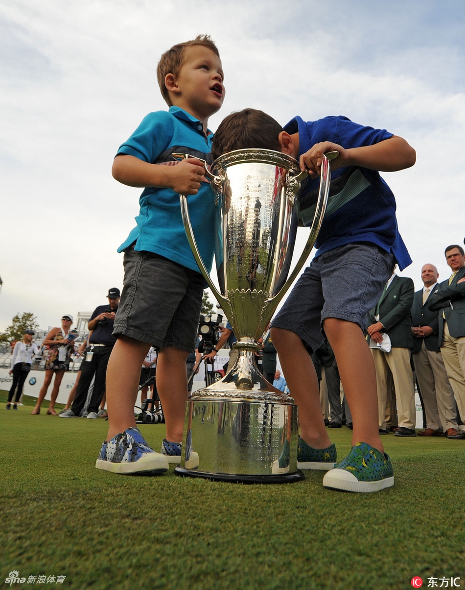 利什曼与儿子亲密依偎，父爱如山，胜利的荣耀化为亲情的温暖瞬间