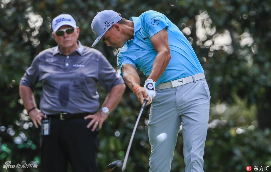 练习日全景：东湖球场练习场上多位球员同时挥杆，构成一幅职业高尔夫顶级备战的生动画面